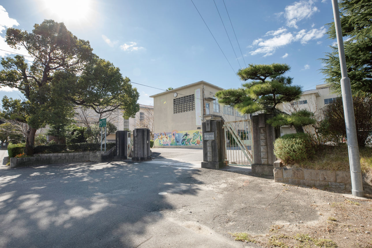 東浦中学校まで徒歩約15分（1200m）