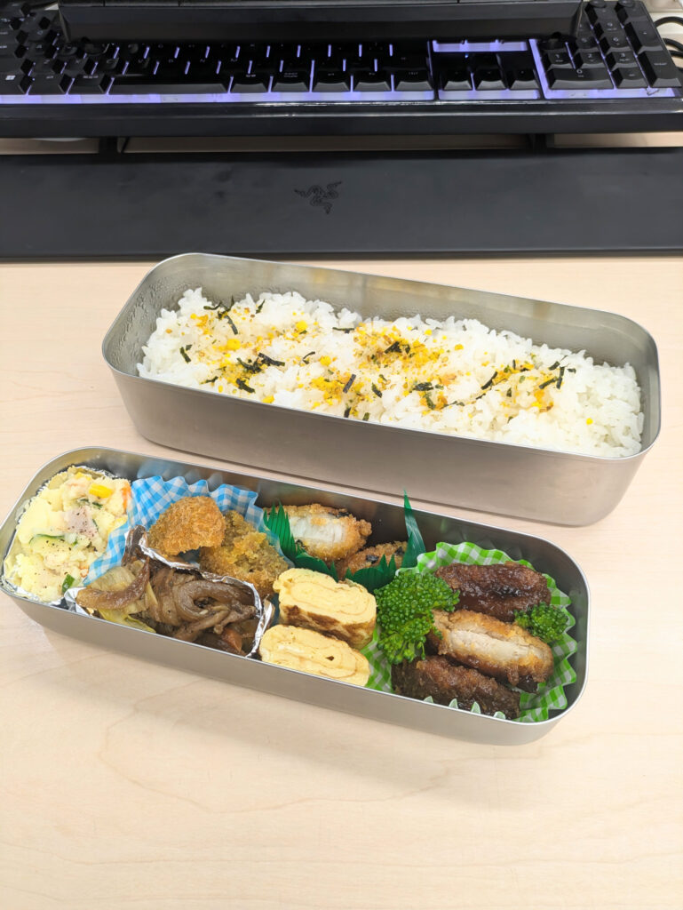 のりたまと冷凍食品でつくる、茶色多めの手づくり弁当
