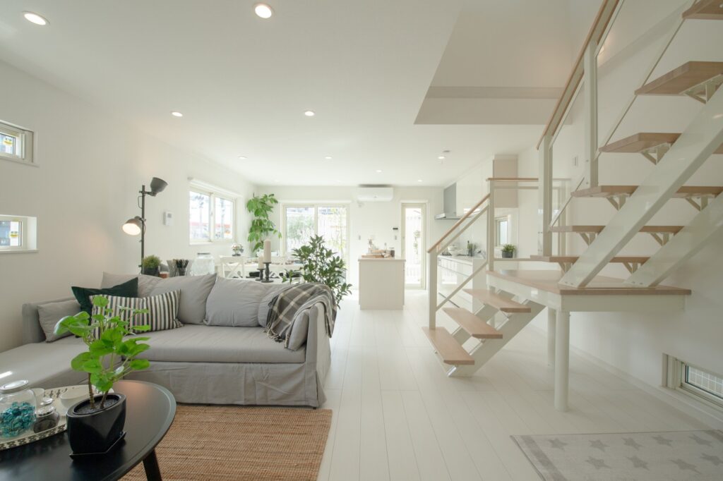 リビング階段で部屋が寒くなるってホント？ 今考えたいリビング階段の寒さ対策