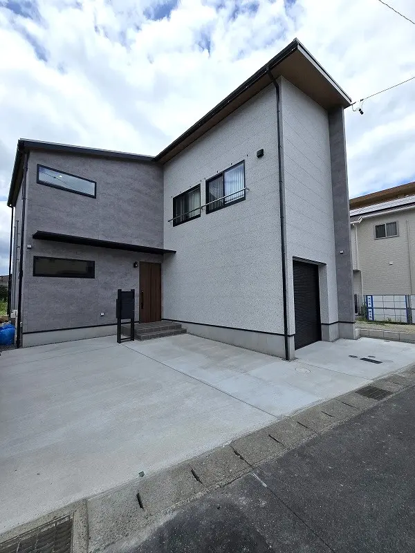 勾配天井とインナーガレージで、開放感と便利さを叶えたお家