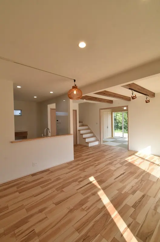 梁が映えるリビングと、落ち着きのある和のくつろぎがあるお家