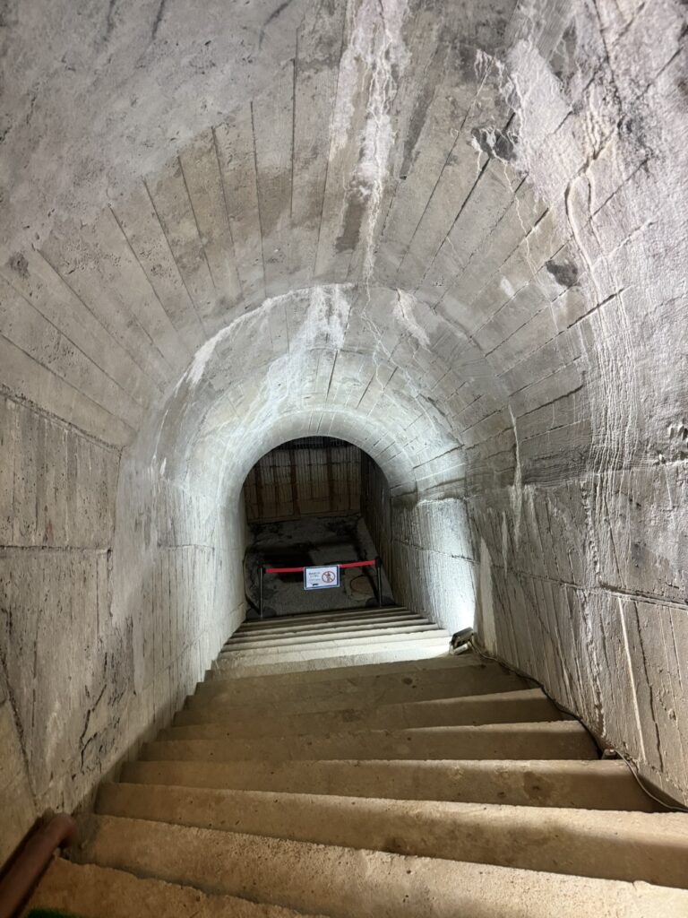 迎賓館の裏側へ  聴松閣地下トンネルの遺構