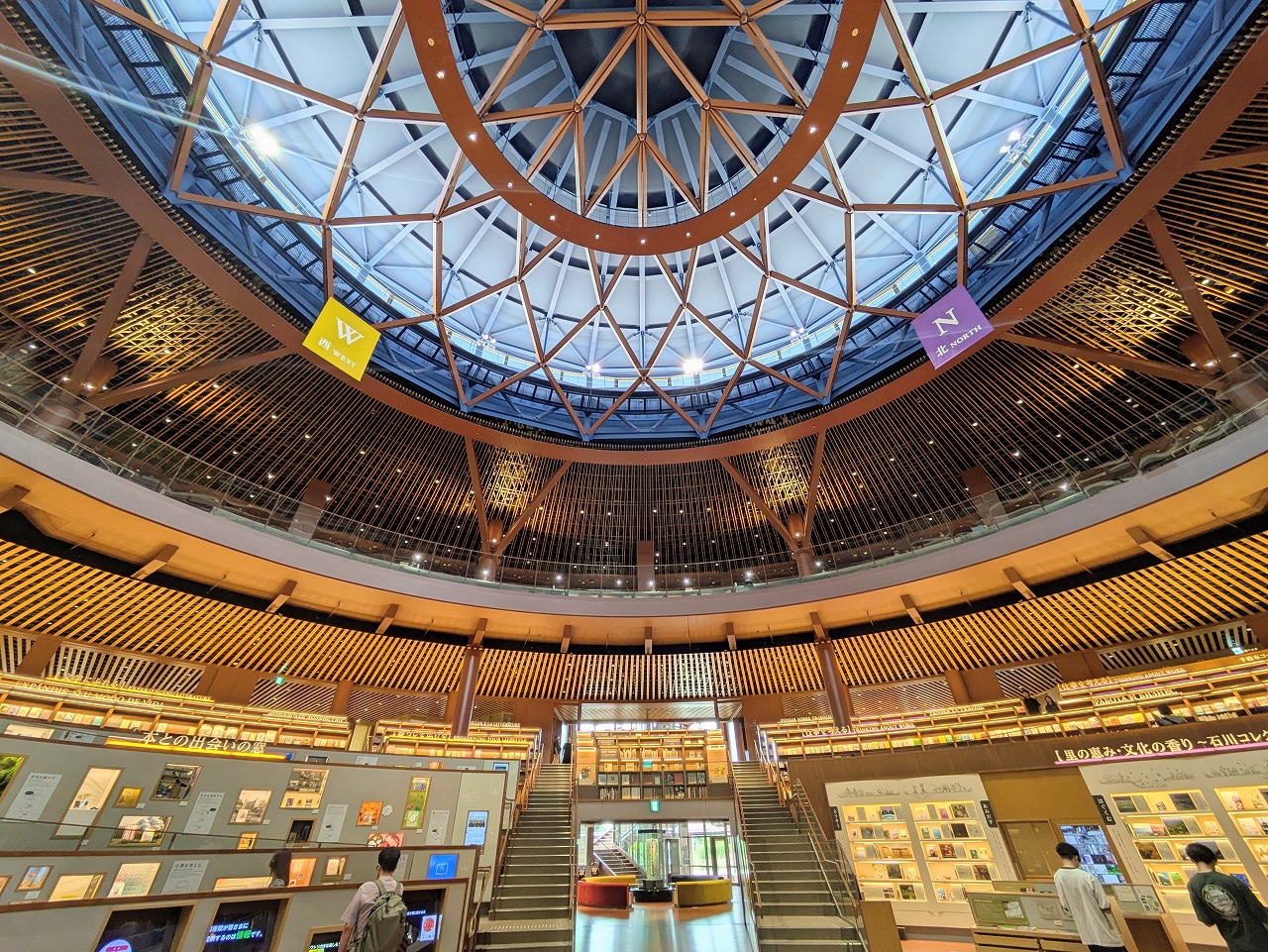 石川県立図書館の大空間